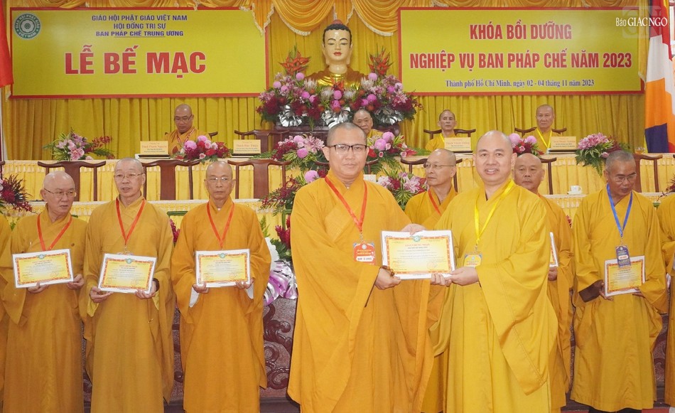 Thượng tọa Thich Đức Thiện trao chứng nhận đến các vị Ban Pháp chế T.Ư