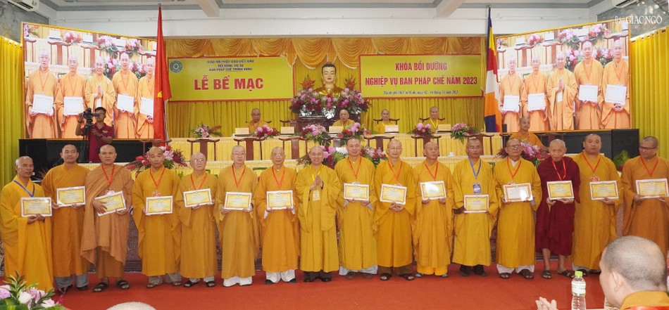 Thượng tọa Thích Đức Thiện trao chứng nhận khóa bồi dưỡng đến các vị thành viên Ban Pháp chế T.Ư