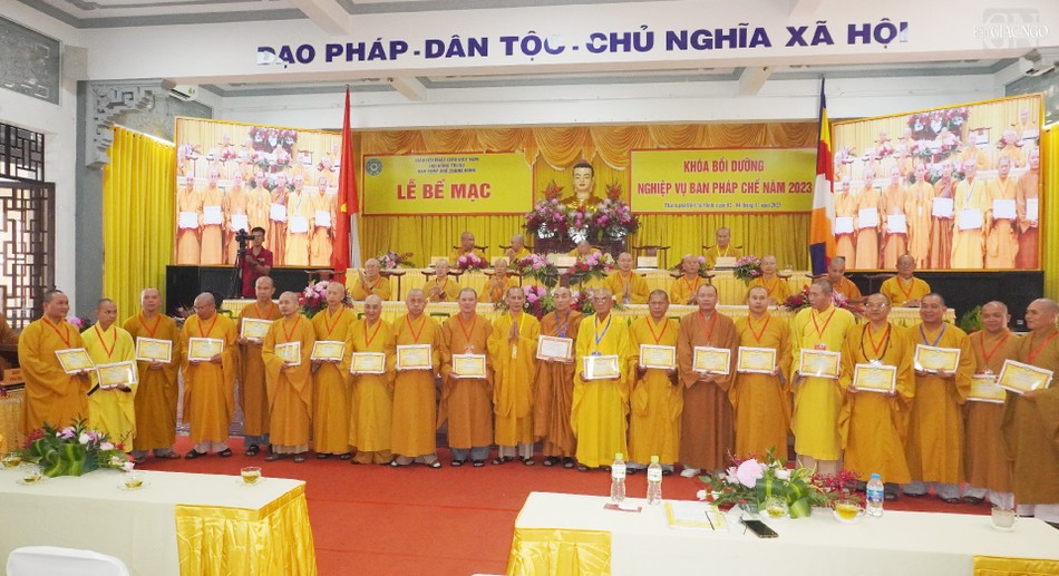 Hòa thượng Thích Thiện Thống trao chứng nhận đến các tỉnh thành
