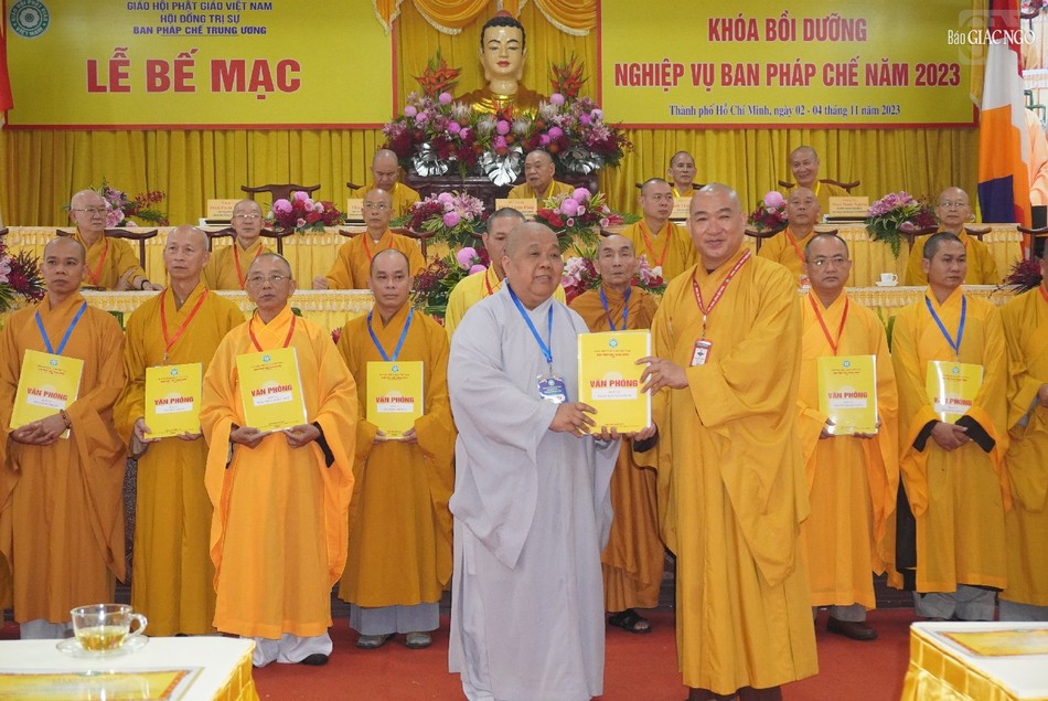 Thượng tọa Thích Phước Nguyên trao chứng nhận đến Phân ban Ni giới TP.HCM