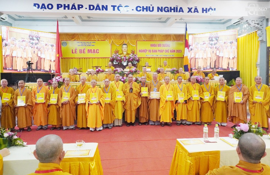 Thượng tọa Thích Phước Nguyên, Phó Tổng Thư ký kiêm Chánh Văn phòng II T.Ư trao chứng nhận đến Ban Pháp chế các tỉnh thành