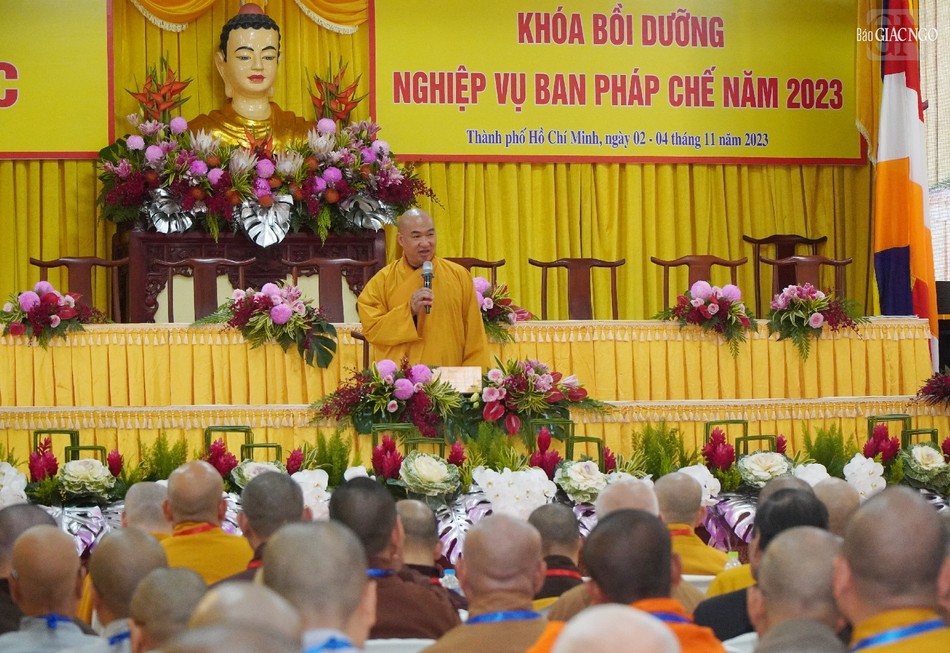 Thượng tọa Thích Phước Nguyên triển khai các vấn đề liên quan giữa Ban Pháp chế và 2 Văn phòng T.Ư