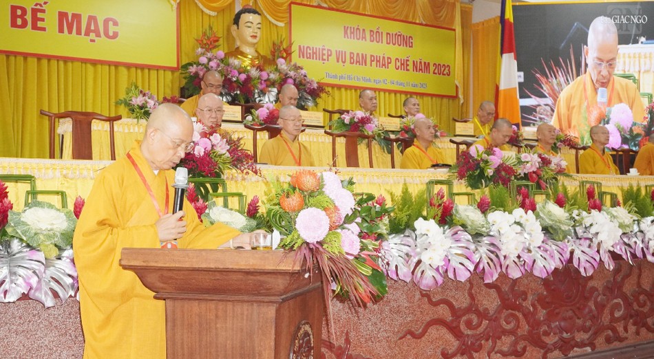 Thượng tọa Thích Huệ Khai đọc diễn văn bế mạc