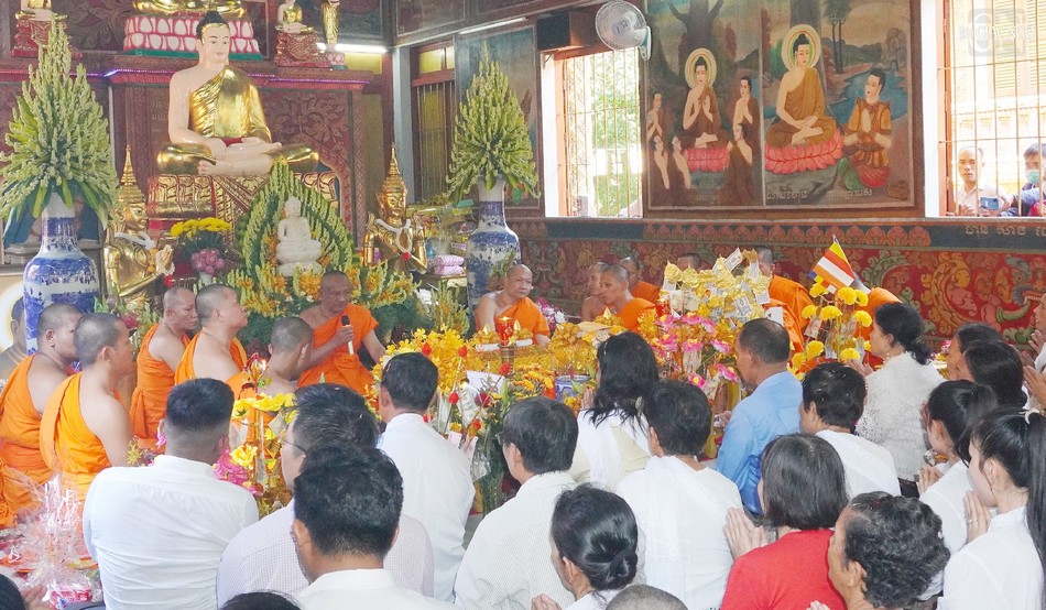 Hòa thượng Danh Lung, trụ trì chùa Candaransi, cùng chư Tăng