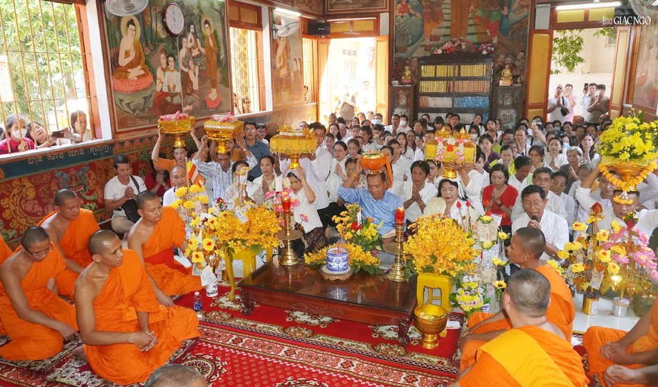 Phật tử tác bạch cúng dường y Kathina