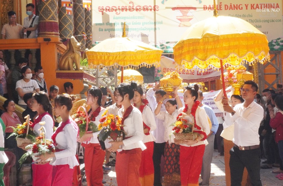 Phật tử nhiễu y ba vòng quanh chánh điện