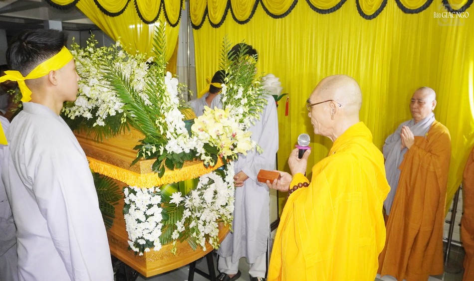 Hòa thượng Thích Tâm Thanh thực hiện nghi thức di quan Hòa thượng Thích Tâm Thanh thực hiện nghi thức di quan