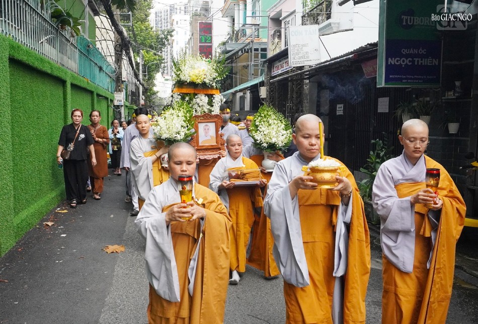 Môn đồ pháp quyến phụng tống kim quan Sư cô đến Đài hỏa táng Bình Hưng Hòa - TP.HCM trà-tỳ, linh cốt Sư cô được đưa về an trí tại chùa Từ Ân Môn đồ pháp quyến phụng tống kim quan Sư cô đến Đài hỏa táng Bình Hưng Hòa - TP.HCM trà-tỳ, linh cốt Sư cô được đưa về an trí tại chùa Từ Ân