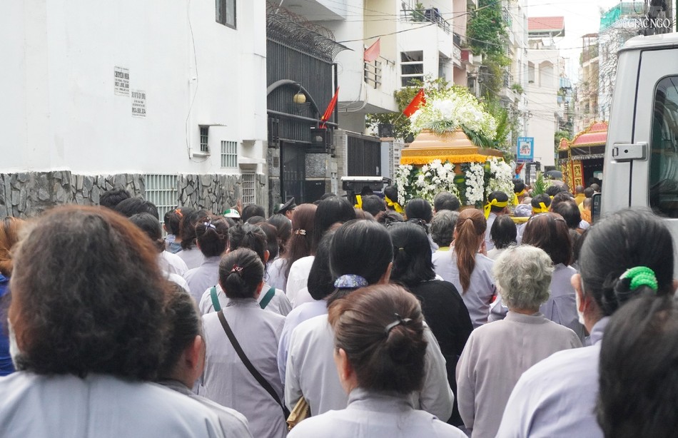 Phật tử phụng tống kim quan Sư cô Thích nữ Huệ Thanh đến nơi trà-tỳ Phật tử phụng tống kim quan Sư cô Thích nữ Huệ Thanh đến nơi trà-tỳ