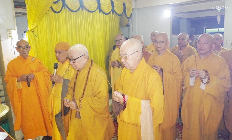 Chư tôn đức thắp hương tưởng niệm Chư tôn đức thắp hương tưởng niệm