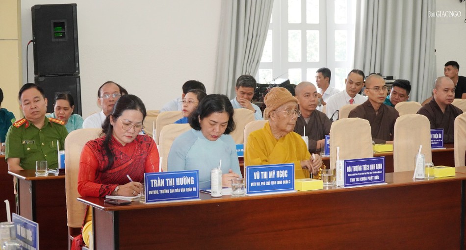 Trưởng lão Hòa thượng Thích Tịnh Hạnh, Ủy viên Thường trực Hội đồng Chứng minh, Chứng minh Ban Trị sự GHPGVN TP.HCM, cùng Tăng Ni Q.3 tham dự họp mặt chức sắc tôn giáo