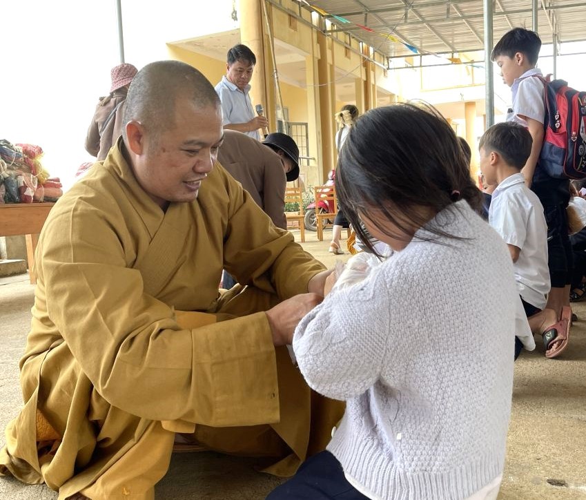 Thượng tọa Thích Chiếu Ý tặng áo ấm đến các em học sinh