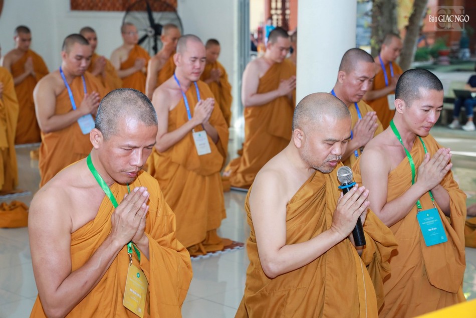 Thượng tọa Thích Giác Hoàng thay mặt chư tôn đức Ban Điều hành, Ban Quản giới tử báo cáo số lượng giới tử và cầu thỉnh pháp từ sách tấn từ Hòa thượng Chánh Chủ đàn