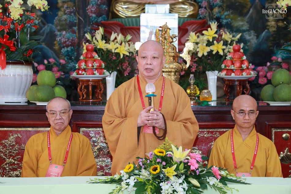 Hòa thượng Thích Lệ Trang sách tấn giới tử