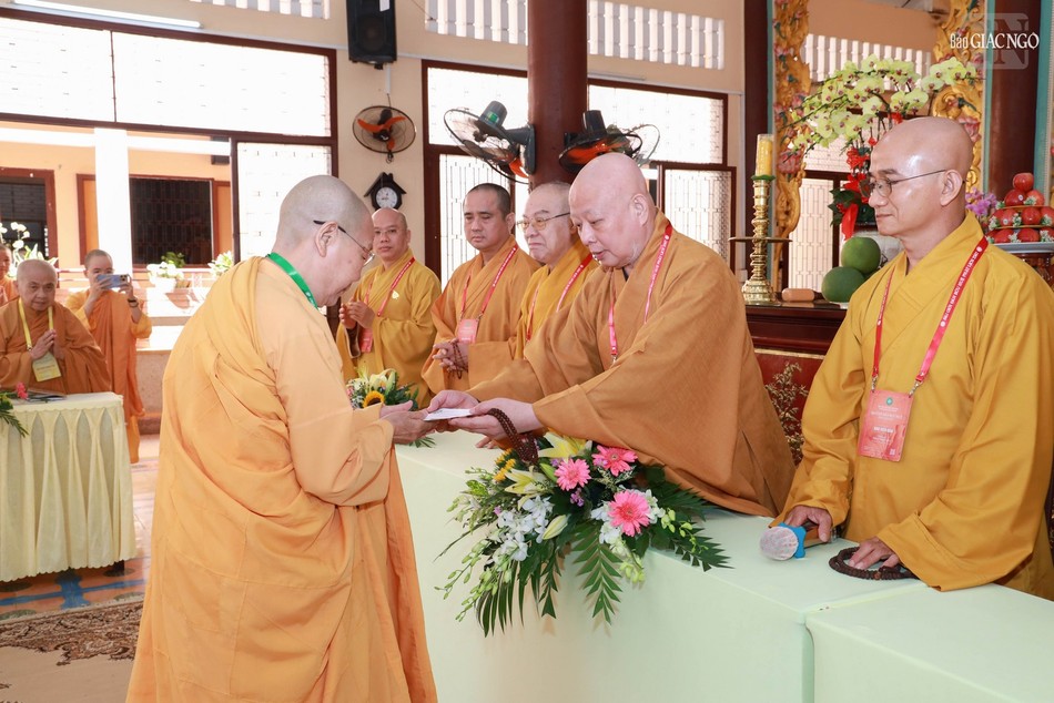 Trao tịnh tài cúng dường điểm truyền giới tịnh xá Ngọc Phương