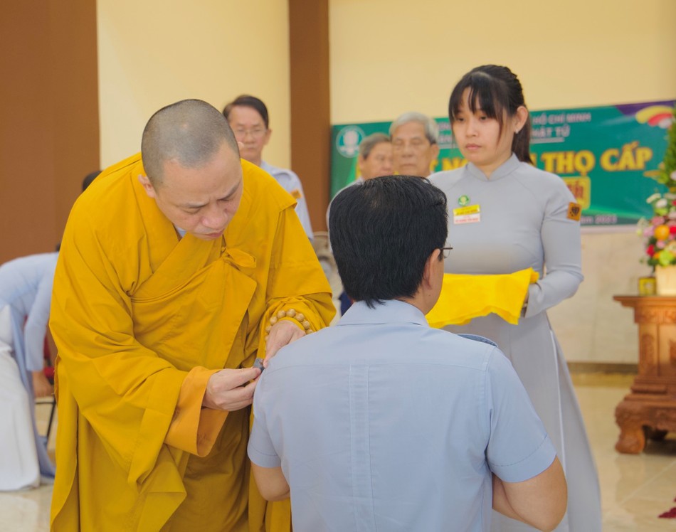 Thượng tọa Thích Quảng Tiến đeo cấp hiệu đến huynh trưởng thọ cấp Tập Thượng tọa Thích Quảng Tiến đeo cấp hiệu đến huynh trưởng thọ cấp Tập