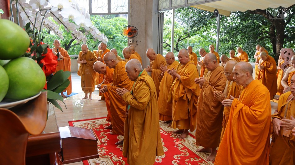 Hòa thượng Thích Giác Toàn, Phó Chủ tịch Hội đồng Trị sự, Trưởng ban Thường trực Giáo phẩm hệ phái Khất sĩ, trụ trì tịnh xá Trung Tâm thân lâm đảnh lễ Tam bảo cùng chư tôn đức Hội đồng Thập sư