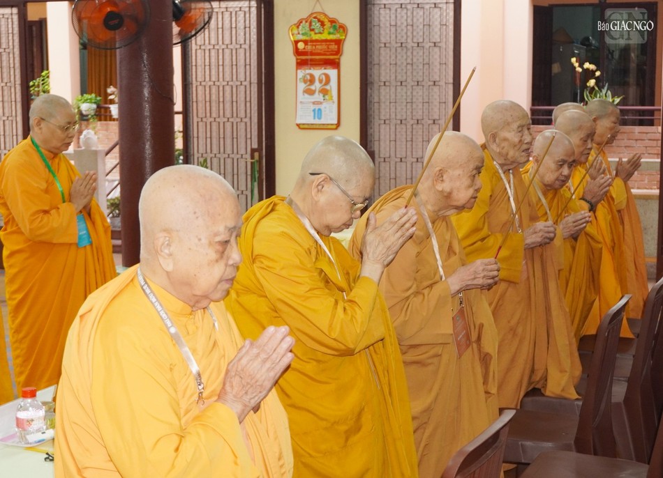 Niêm hương, đảnh lễ Tam bảo