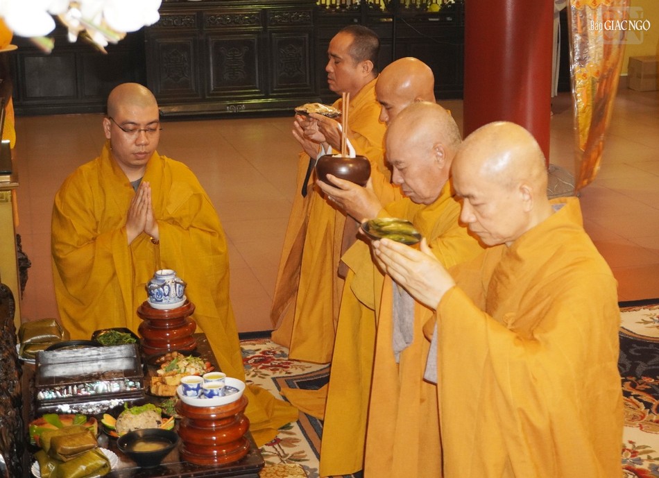 Chư tôn đức dâng cơm Giác linh Đại lão Hòa thượng Thích Trí Quang