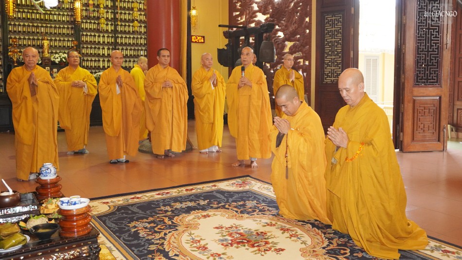 Chư tôn đức Ban Quản trị chùa Ấn Quang tác bạch pháp sự