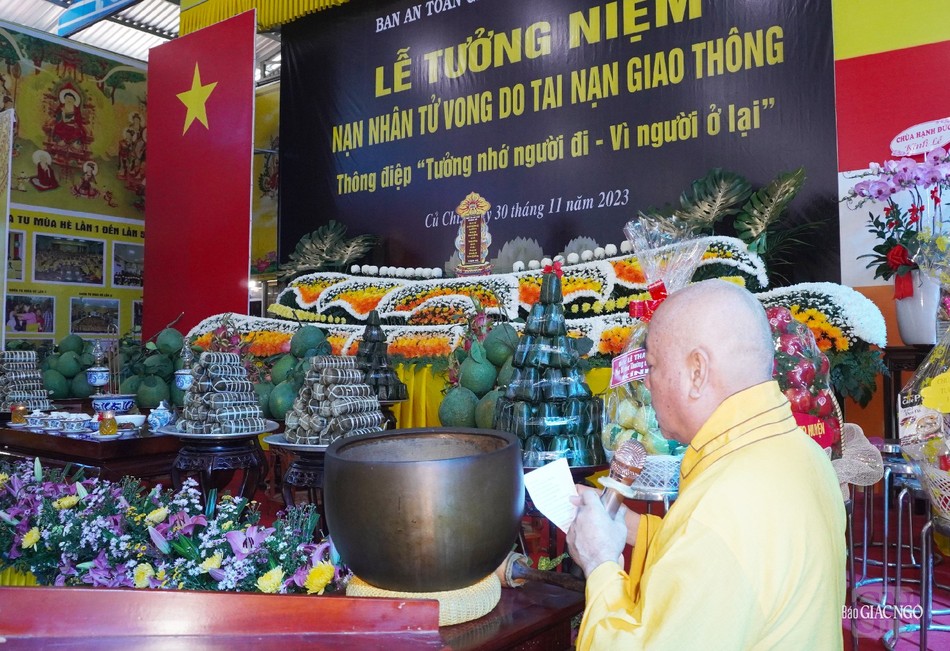 Chư tôn đức Ban Nghi lễ Phật giáo huyện chủ trì khóa lễ tưởng niệm