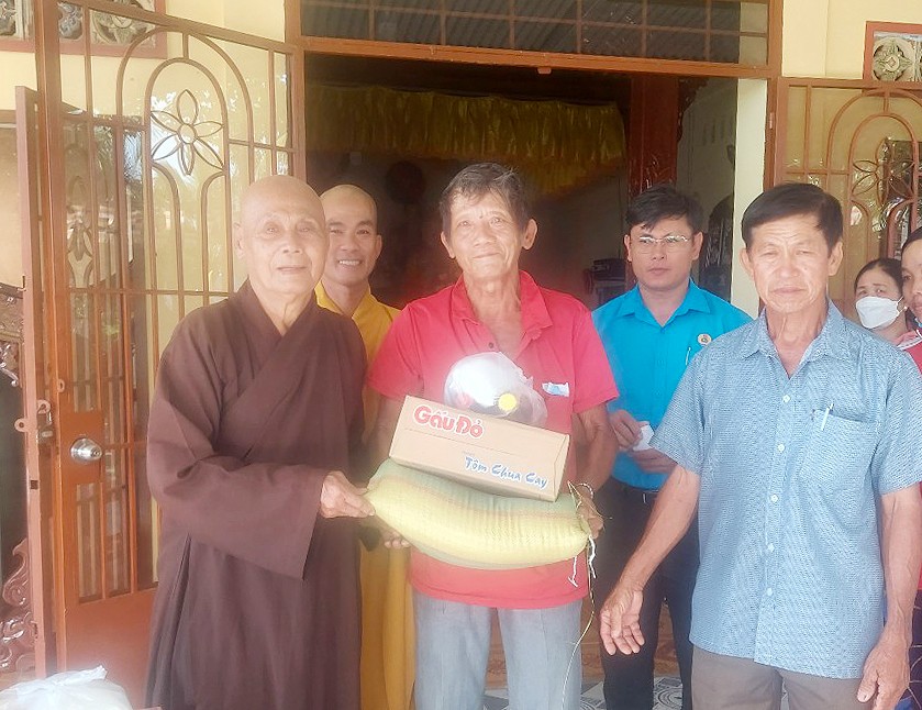 Thượng tọa Thích Nhuận Minh, trụ trì chùa Linh Bửu tặng quà đến người nghèo