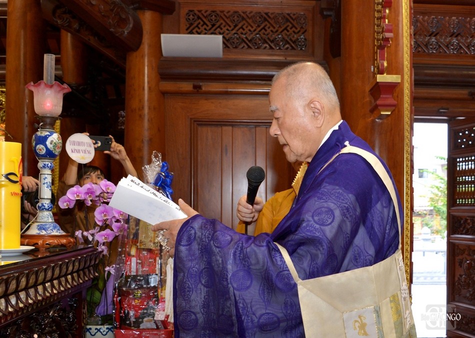 Hòa thượng Yamamoto Yuki, một trong những vị Tăng Nhật Bản có mối đạo tình thân thiết với Hòa thượng Thích Tâm Giác (1917-1973), gắn bó với nhiều Tăng Ni Việt Nam từ sau pháp nạn Phật giáo 1963 tại miền Nam nước ta, đã sang dự và cử hành thời kinh cầu nguyện tại tu viện Vĩnh Nghiêm