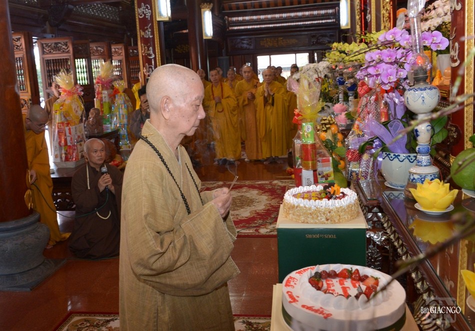 Đức Pháp chủ GHPGVN - Trưởng lão Hòa thượng Thích Trí Quảng quang lâm thắp hương cầu nguyện