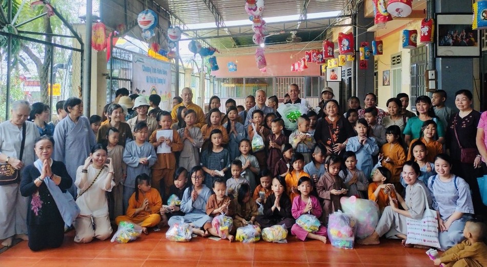 Tặng quà cho các em nhỏ tại chùa Từ Ân Tặng quà cho các em nhỏ tại chùa Từ Ân