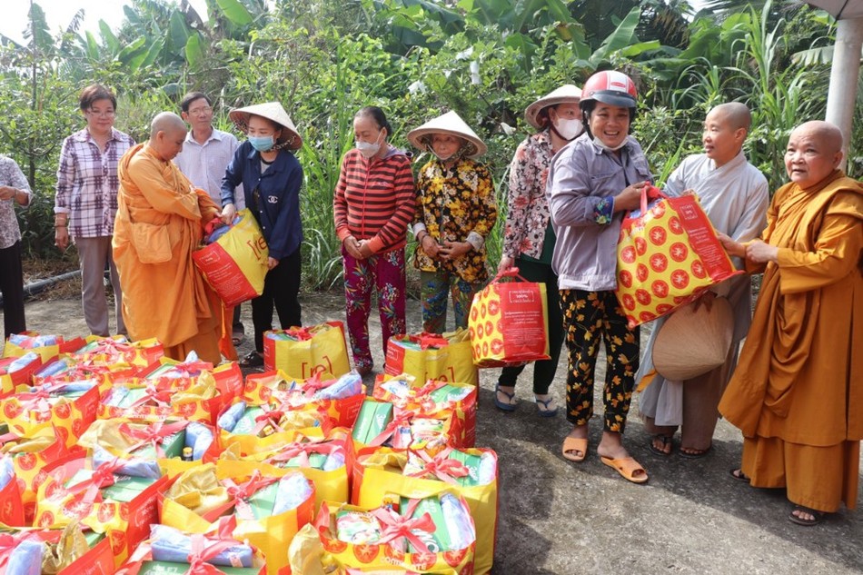 Tặng quà đến người dân địa phương