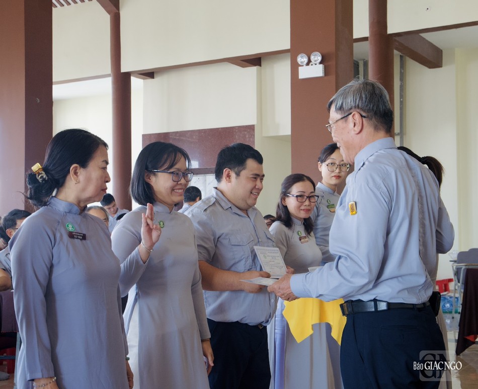Trao chứng chỉ trúng cách bậc Trì Trao chứng chỉ trúng cách bậc Trì