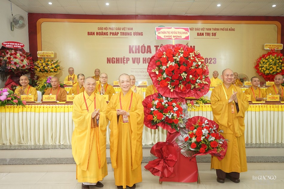 Lẵng hoa chúc mừng của Ban Thường trực Hội đồng Trị sự