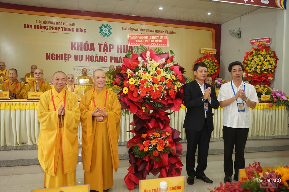 Lẵng hoa chúc mừng của chính quyền TP.Đà Nẵng