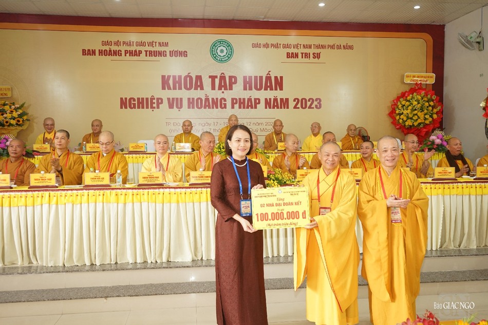 Dịp này, Ban Tổ chức tặng 2 căn nhà Đại đoàn kết trị giá 100 triệu đồng đến 2 gia đình khó khăn trên địa bàn TP.Đà Nẵng