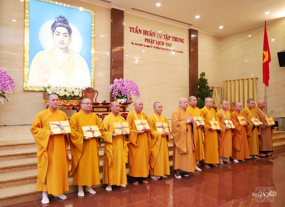 Trao chứng nhận đến chư tôn đức tham dự khóa bồi dưỡng trụ trì