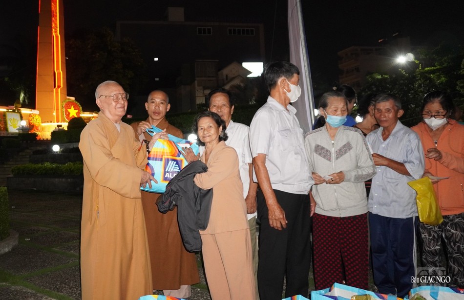 Hòa thượng Thích Giác Thuận, Chứng minh Ban Trị sự GHPGVN Q.Gò Vấp tặng quà đến thương binh Hòa thượng Thích Giác Thuận, Chứng minh Ban Trị sự GHPGVN Q.Gò Vấp tặng quà đến thương binh