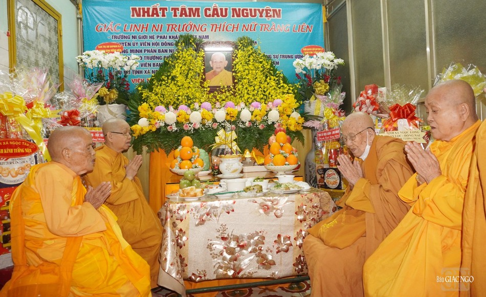 Ni giới hệ phái Khất sĩ nhất tâm tưởng niệm cố Ni trưởng Ni giới hệ phái Khất sĩ nhất tâm tưởng niệm cố Ni trưởng