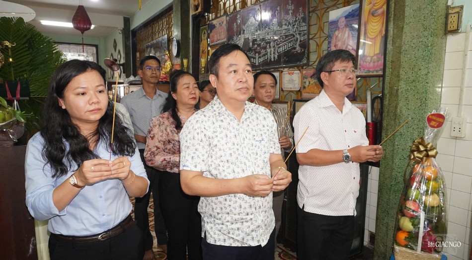 Đại diện chính quyền Q.3 tưởng niệm Ni trưởng Thích nữ Tràng Liên Đại diện chính quyền Q.3 tưởng niệm Ni trưởng Thích nữ Tràng Liên