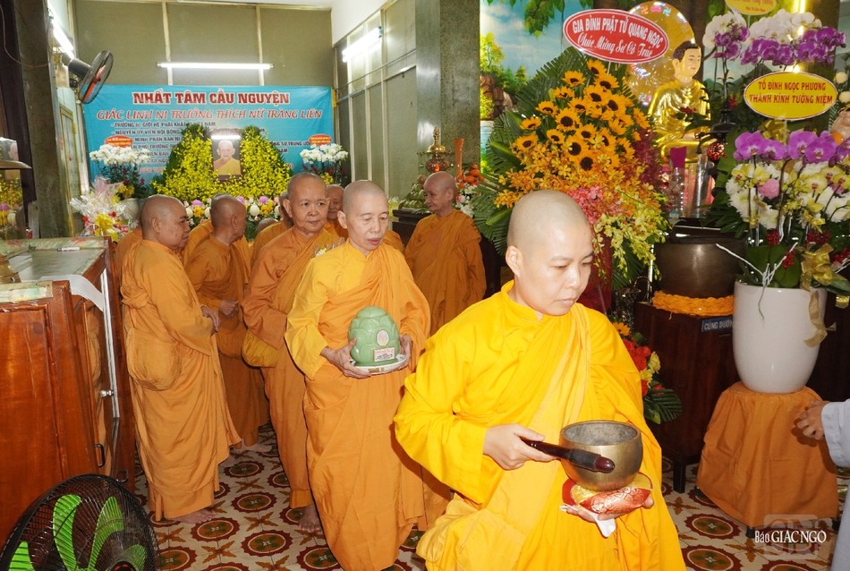 Cung rước linh cốt cố Ni trưởng Thích nữ Tràng Liên... Cung rước linh cốt cố Ni trưởng Thích nữ Tràng Liên...