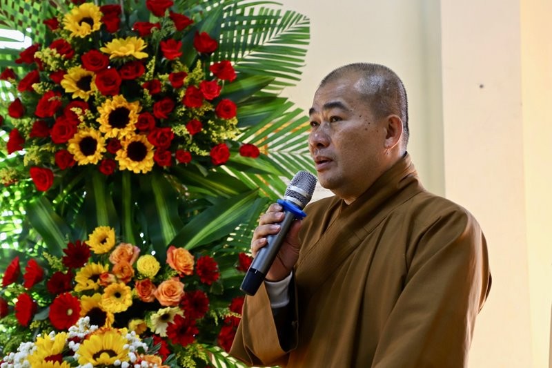 Đại đức Thích Minh Phương đọc báo cáo tổng kết Đại đức Thích Minh Phương đọc báo cáo tổng kết