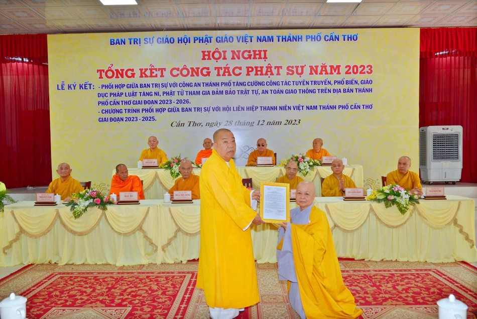 Hoà thượng Thích Thiện Huệ, ủy viên Hội đồng Trị sự, Phó Trưởng ban Trị sự kiêm Trưởng ban Tăng sự GHPGVN TP.Cần Thơ trao quyết định chuyển đổi danh xưng từ tịnh thất Quan Âm thành chùa Quan Âm cho Ni sư Thích nữ Như Nguyên, trụ trì chùa đón nhận