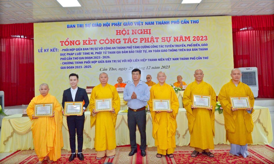 Ông Lê Hùng Yên, Phó Giám đốc Sở Nội vụ TP.Cần Thơ trao tặng Giấy khen của Giám đốc Sở Nội vụ cho các tập thể và cá nhân có thành xuất sắc trong công tác tuyên truyền vận động tín đồ thực hiện tốt chủ trương của Đảng, chính sách pháp luật của Nhà nước năm 2023