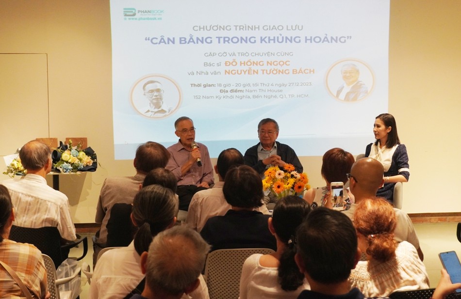 Nhà văn Nguyễn Tường Bách chia sẻ tại buổi giao lưu