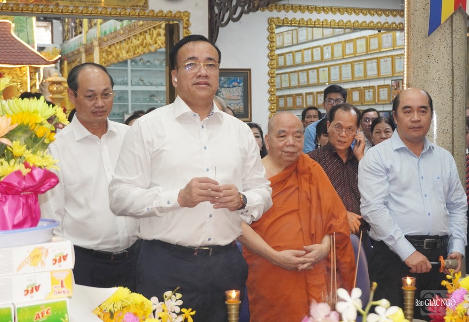 Ông Chan Sorykan, Tổng Lãnh sự Vương quốc Campuchia tại TP.HCM dâng hương tưởng niệm Ông Chan Sorykan, Tổng Lãnh sự Vương quốc Campuchia tại TP.HCM dâng hương tưởng niệm