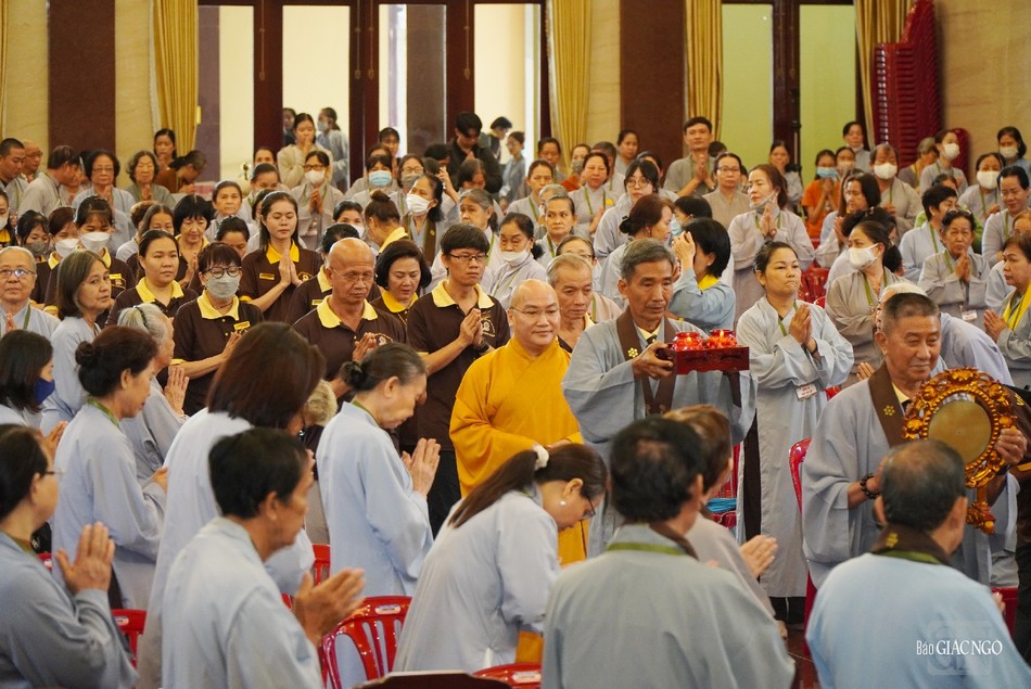 Cung thỉnh chư tôn đức quang lâm hội trường