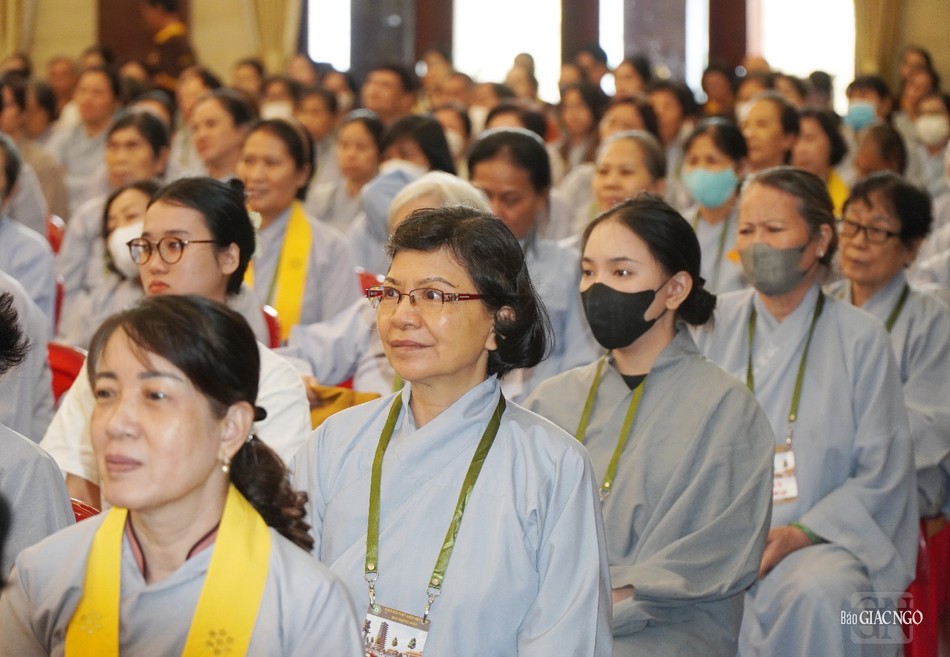 Chăm chú lắng nghe pháp thoại