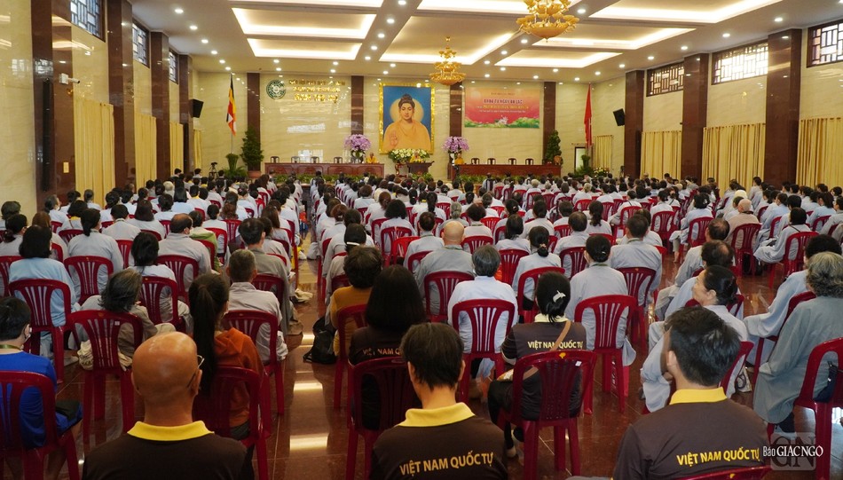 Phật tử nghe pháp kín cả hội trường Việt Nam Quốc Tự