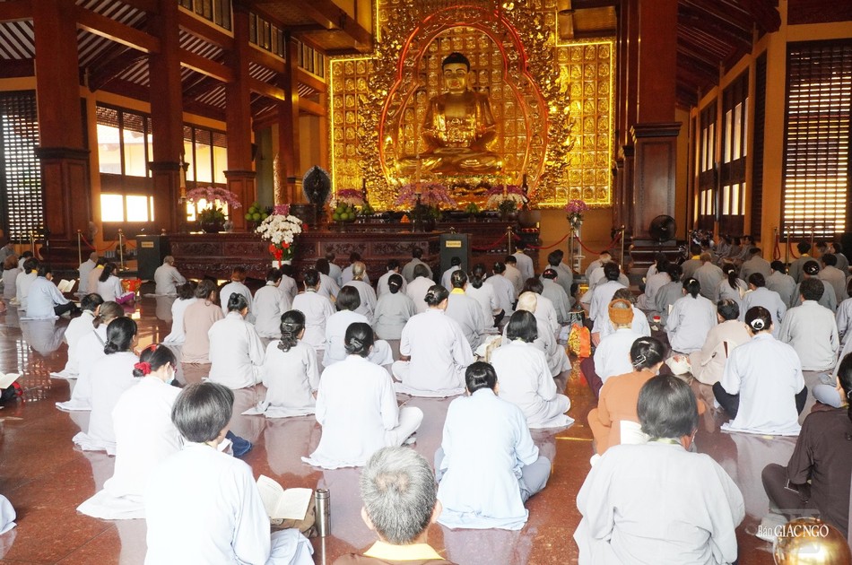 Khóa tu Ngày an lạc tại Việt Nam Quốc Tự với các thời khóa nghe thuyết pháp, tụng kinh, thiền hành, thiền tọa, pháp đàm...