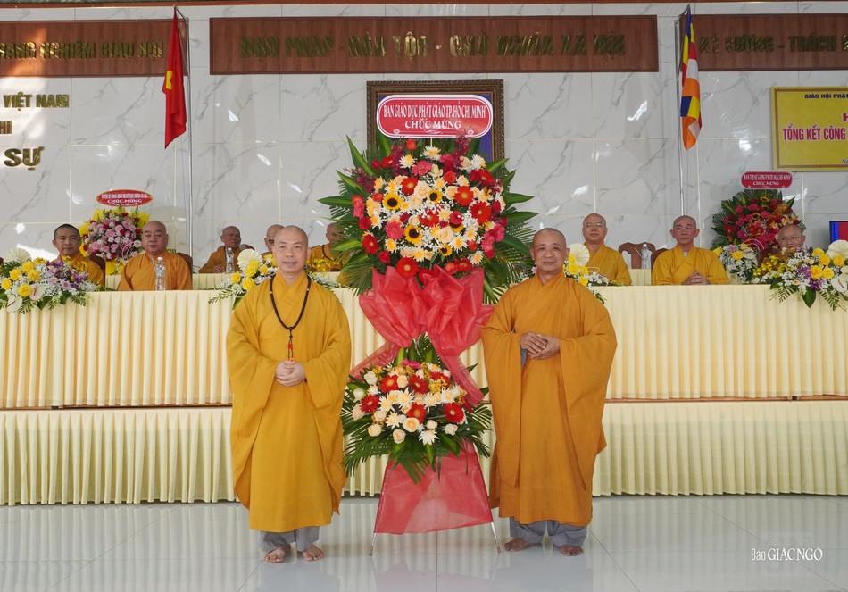 Thượng tọa Thích Quang Thạnh tặng lẵng hoa chúc mừngLaw Thượng tọa Thích Quang Thạnh tặng lẵng hoa chúc mừngLaw