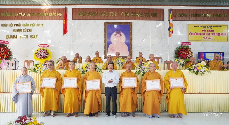 Có 1 tập thể và 36 cá nhân nhận giấy khen của UBND H.Củ Chi Có 1 tập thể và 36 cá nhân nhận giấy khen của UBND H.Củ Chi